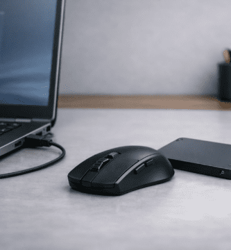 Laptop moderna junto a un SSD mostrando la importancia del almacenamiento rápido