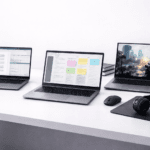 Tres laptops en un escritorio representando trabajo, estudio y gaming