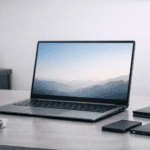 Laptop delgada y ligera tipo ultrabook diseñada para máxima portabilidad