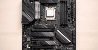 Placa base de computadora con ranuras y conexiones visibles