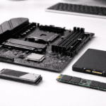 Componentes físicos de hardware de una computadora sobre un escritorio moderno