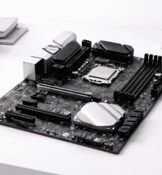 Placa base de computadora con procesador y memoria RAM visibles