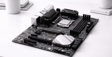 Placa base de computadora con procesador y memoria RAM visibles