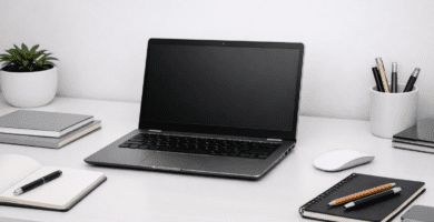 Ultrabook ligera diseñada para portabilidad y uso eficiente