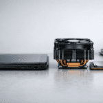 Comparación entre una laptop tradicional y una ultrabook en un escritorio
