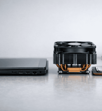 Comparación entre una laptop tradicional y una ultrabook en un escritorio